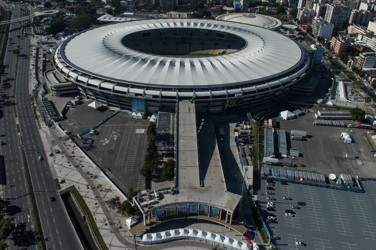 El estadio Maracaná fue el más grande del mundo durante mucho tiempo. Este escenario de Brasil llegó a recibir 140 mil personas, luego se redujo a 100 mil y por disposiciones de Fifa ahora recibe 80 mil. Fue testigo del mitico 'Maracanazo' en el Mundial de 1950 y acogió Río-2016, en los primeros olímpicos en Suramérica.