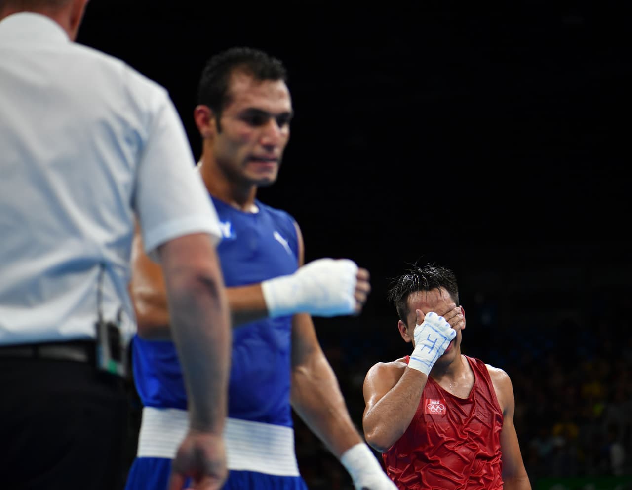 El 'Chino' no pudo contener la emoción al término de la contienda pues consiguió el sueño que tenía de ganar una medalla olímpica para su madre, doña Aurelia Olivas.