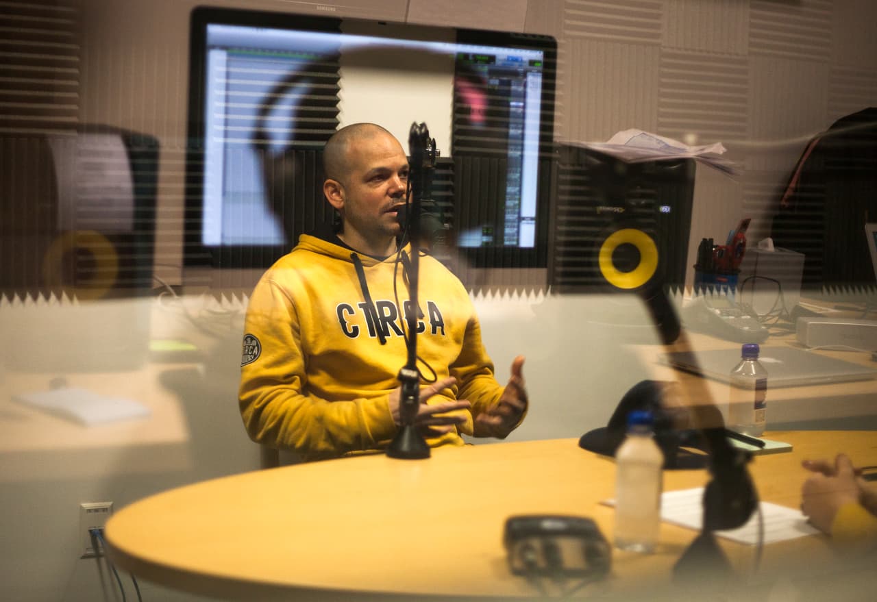 In the first episode of the U-LAB Podcast, Residente talks to U-LAB’s Nuria Net about the creative process behind his new album and documentary, the moment in first grade where he realized he was a good writer and how he got Lin-Manuel Miranda to rap in his album. Photos by Elisa Quero.