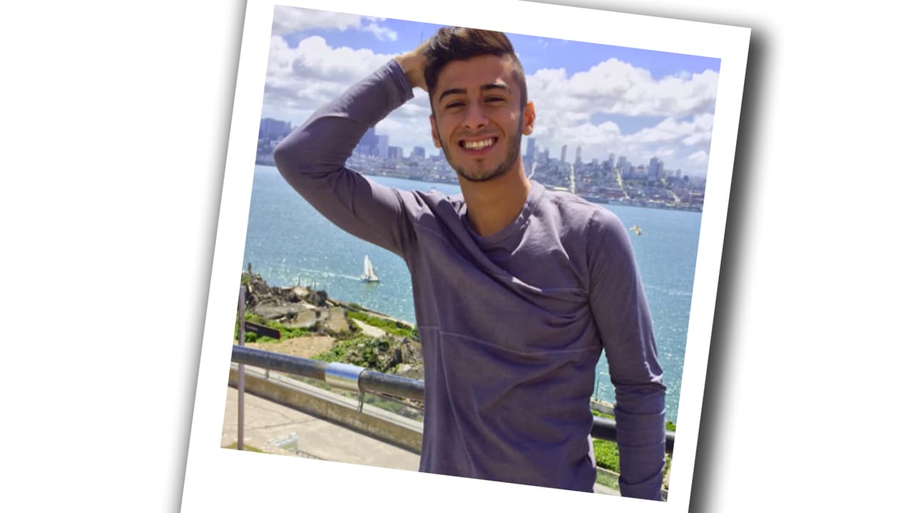 Alex también tiene una mirada que enamora.