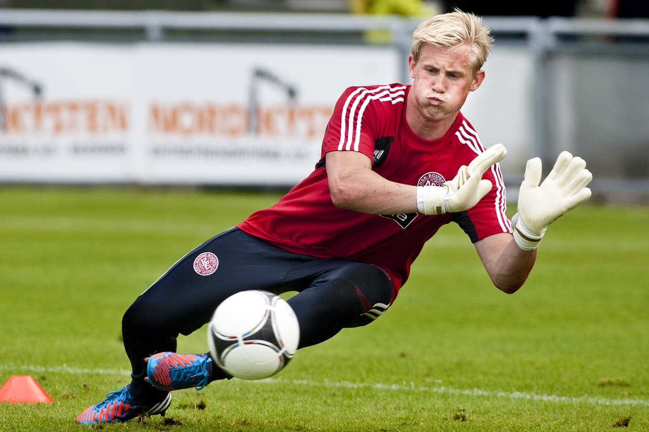 Kasper jugó unos cuantos partidos con el Mánchester City en el 2007 y su buen desempeño despertó el interés de la Selección de Inglaterra. Sin embargo, declaró que únicamente jugaría para Dinamarca.