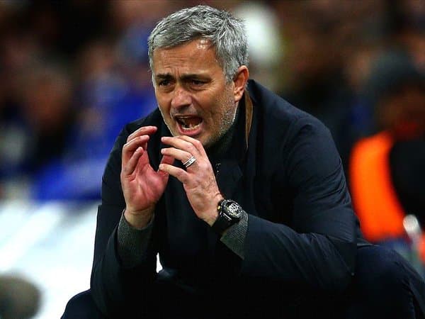 Los usuarios de internet se burlaron de la destitución del estratega portugués José Mourinho luego de su pésima temporada con los Blues.