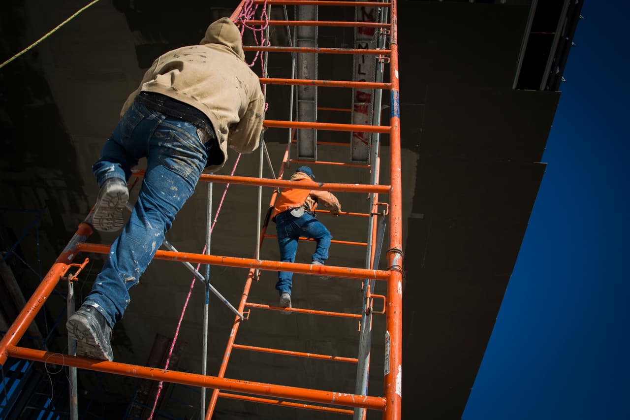 Obreros trabajando en el altar que usará el Papa para ofrecer misa en Ciudad Juárez