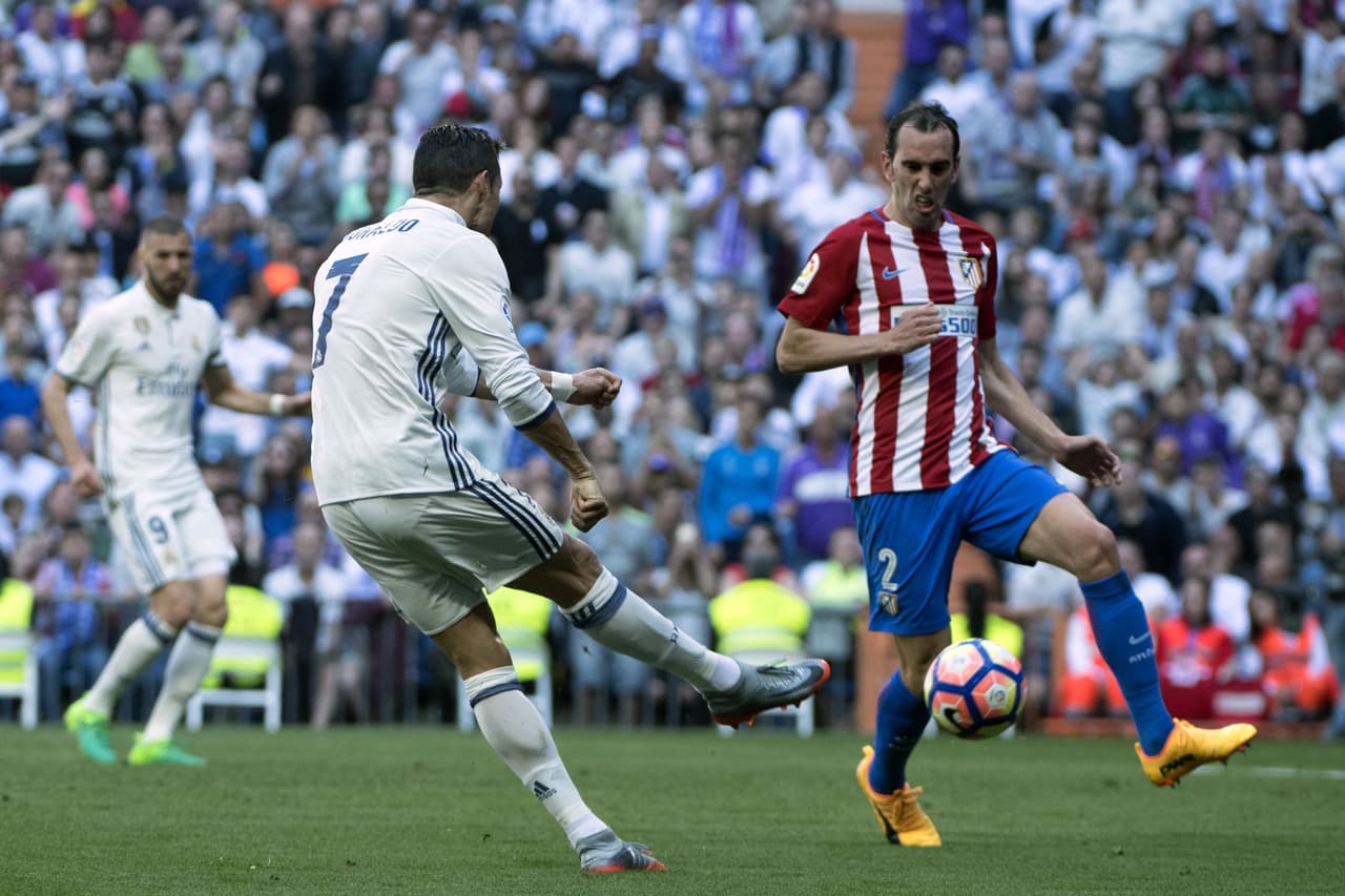 Diego Godín (der.), defensa central de Atlético de Madrid (semifinalista).