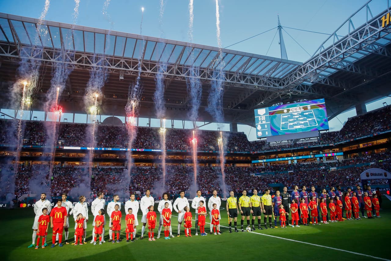 Pirotecnia para seguir prendiendo el ambiente en las graderías durante los actos de protocolo.