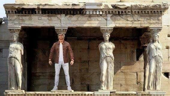 Cristiano Ronaldo compartió en redes sociales una imagen junto a su nuevo automóvil, pero los usuarios poca atención le prestaron a su nueva adquisición y aprovecharon para burlarse de su pose frente a la cámara con memes llenos de humor en situaciones hilarantes.