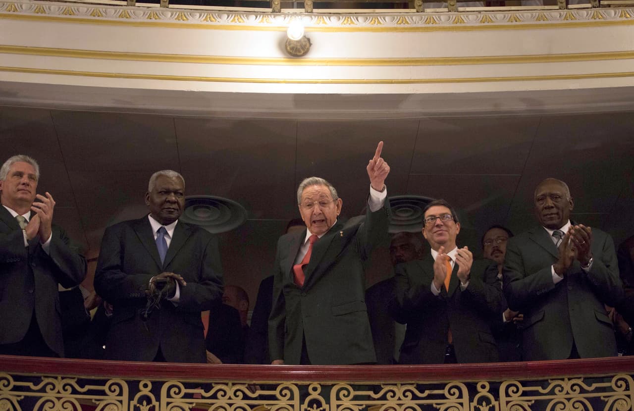 El gobernante cubano, Raúl Castro, saluda en el Gran Teatro de La Habana durante el discurso del presidente estadounidense, Barack Obama.