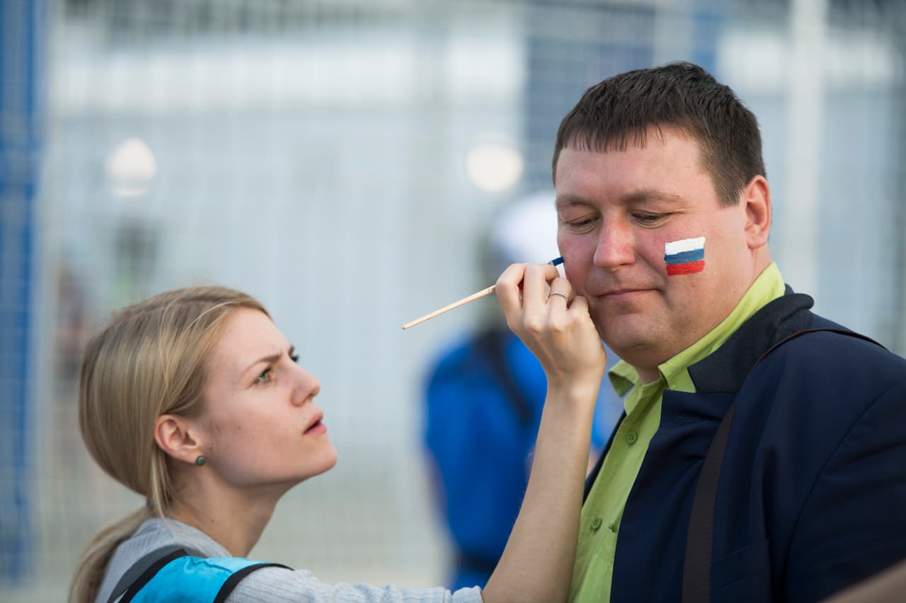 ...banderas rusas para aquellos locales que llegaron a ver buen fúbol...