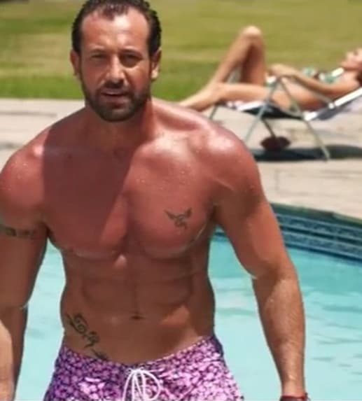 Gabriel Soto definitivamente es muy candente y mucho más en traje de baño.