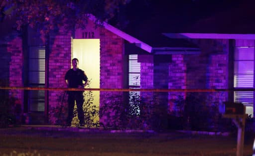 La policía custodia la vivienda donde se produjo un tiroteo en Plano, Texas, en el que murieron ocho personas, incluido el sospechoso, y otras dos resultaron heridas.
