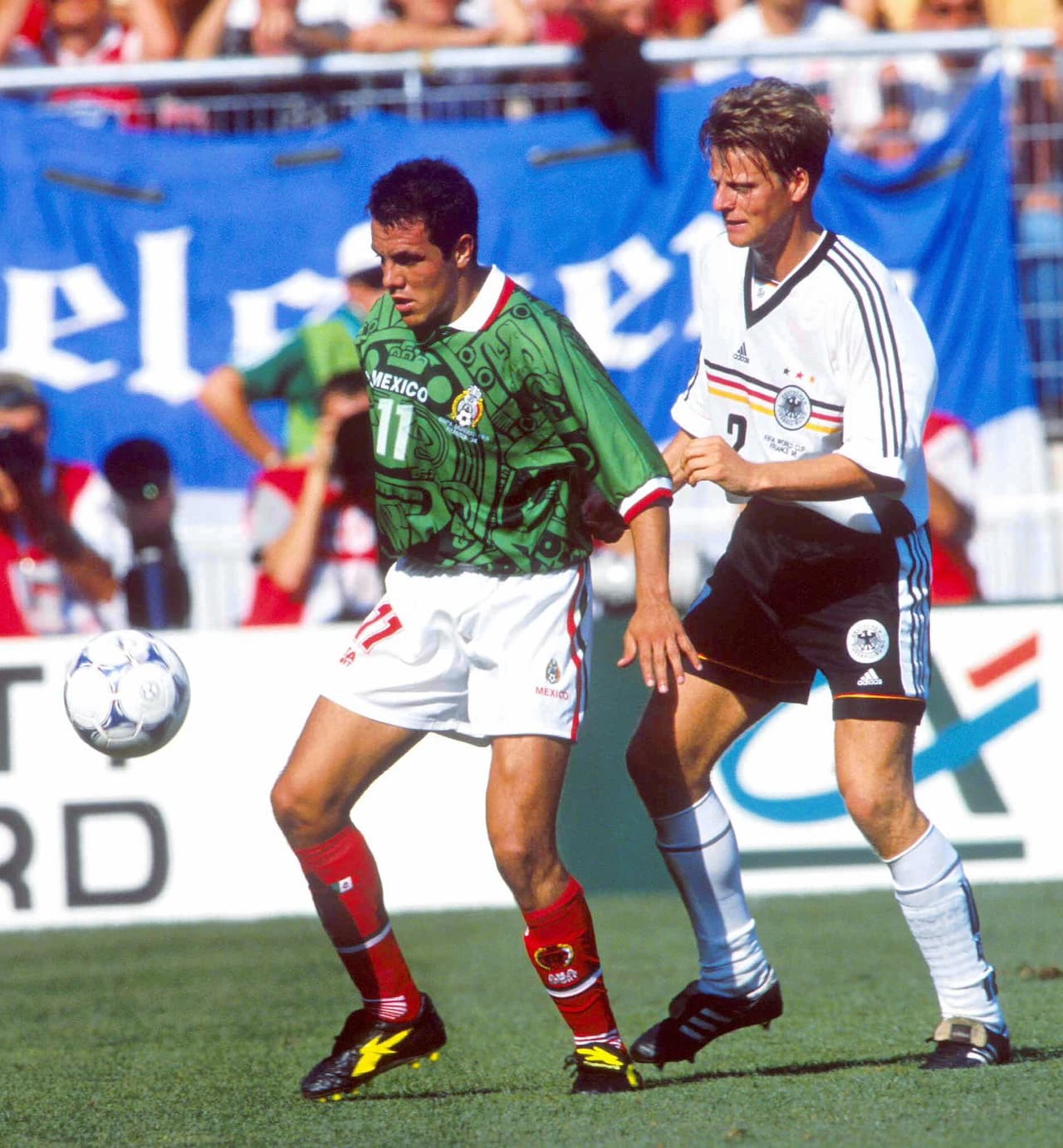 'El Temo' nunca recibió balones cómodos, siempre de espaldas al marco. Se le pegaron como calcomanía.