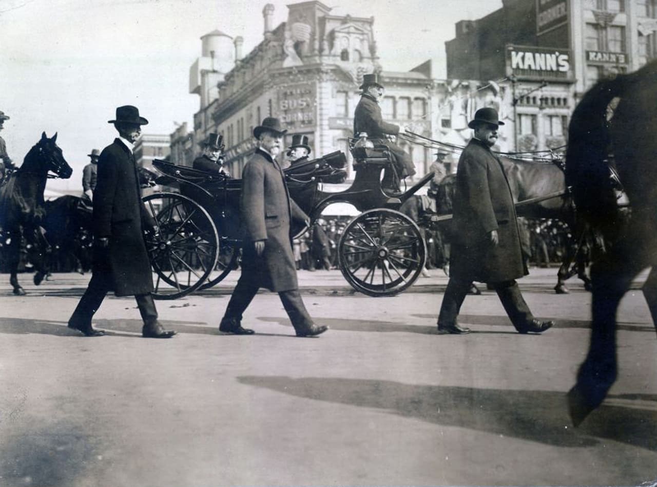 El desfile por la Avenida Pensilvania el día inaugural de Teodoro Roosevelt el 4 de marzo de 1905, en una carreta tirada por caballos.