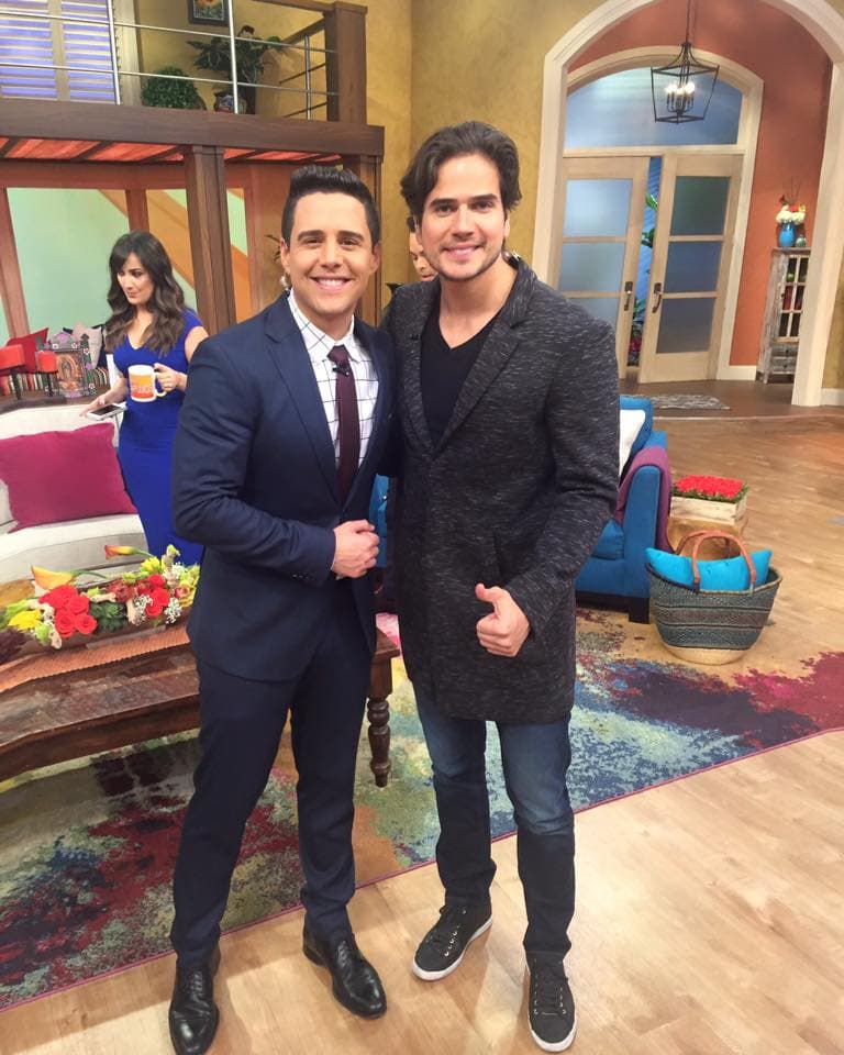 ¡Guapos! Alejandro Chabán y Daniel Arenas en la casita. (23 de febrero, 2016)