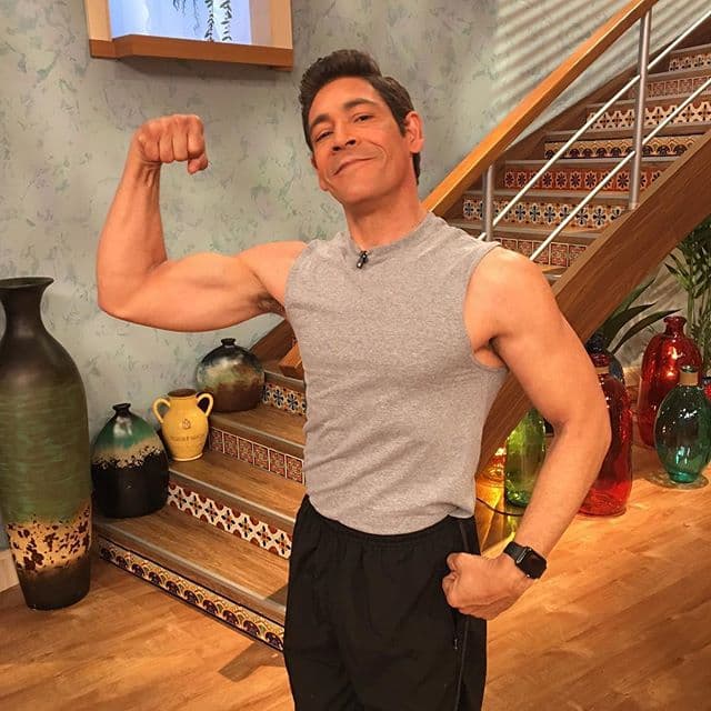 ¡Wow! Johnny Lozada mostró sus músculos y demostró que todo es posible. (23 de febrero, 2016)