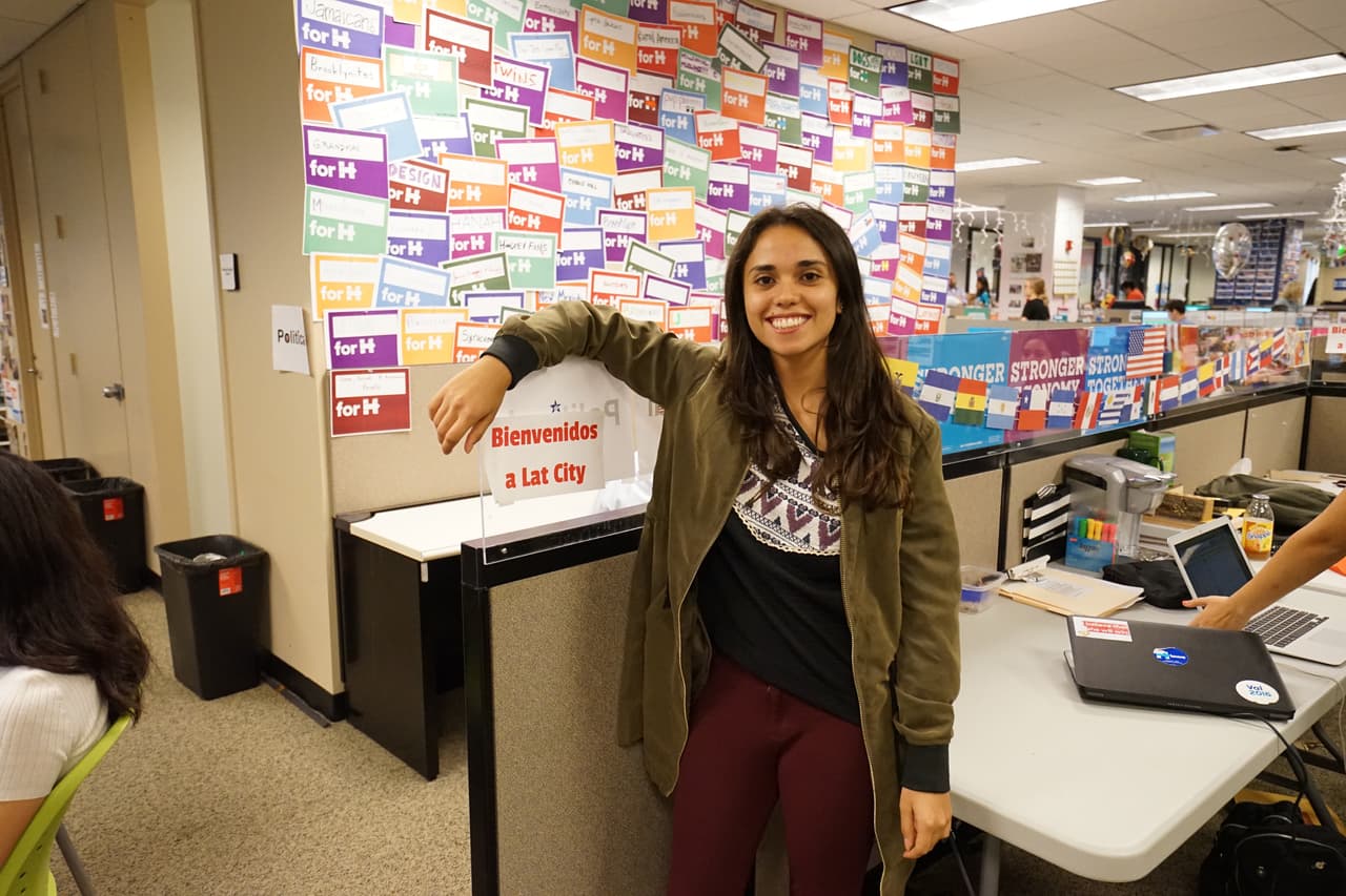 Camila Montañez junto a las mesas donde trabaja el equipo de relaciones con los hispanos.