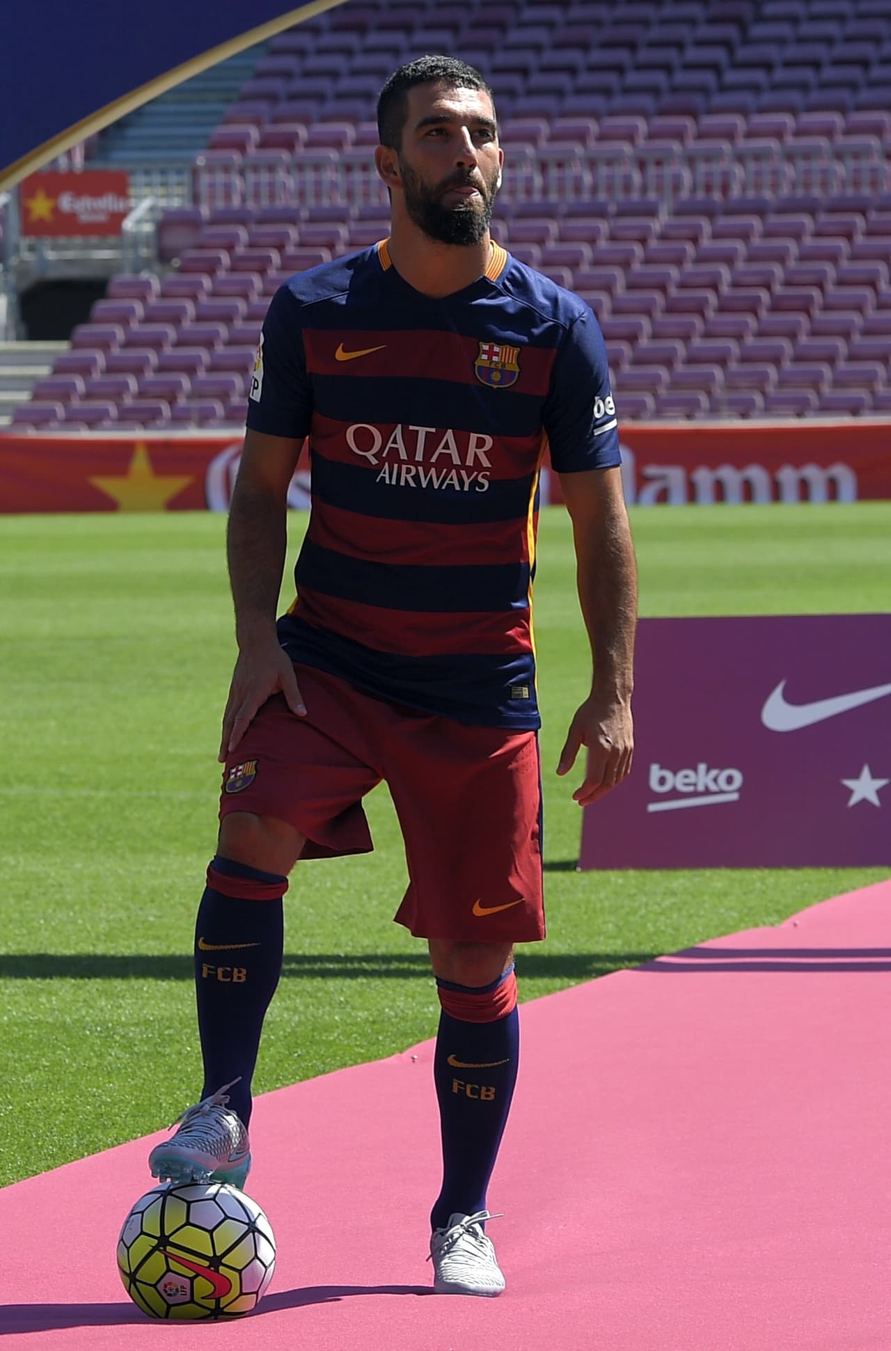 Arda Turan, Barcelona: El volante turco sorprendió por su salida del Atlético de Madrid con destino en un rival directo en la pelea por el título de Liga. Arda llegó al Barcelona con etiqueta de estrella para suplir la baja del mítico Xavi y refrescar la medular de los culés. Si se engancha en el tiki-taka será de gran valor en el mediocampo detrás de la ‘MSN’.