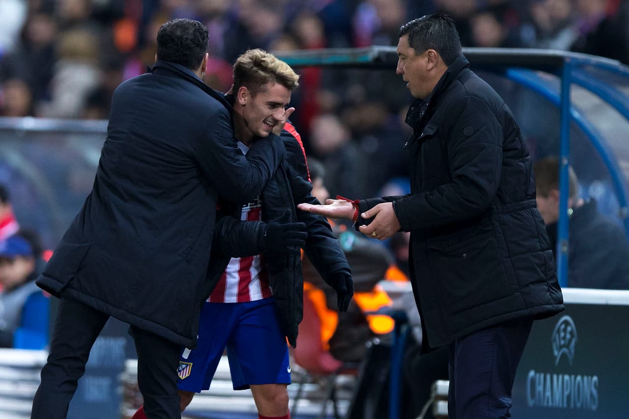 Simeone abraza a Griezmann