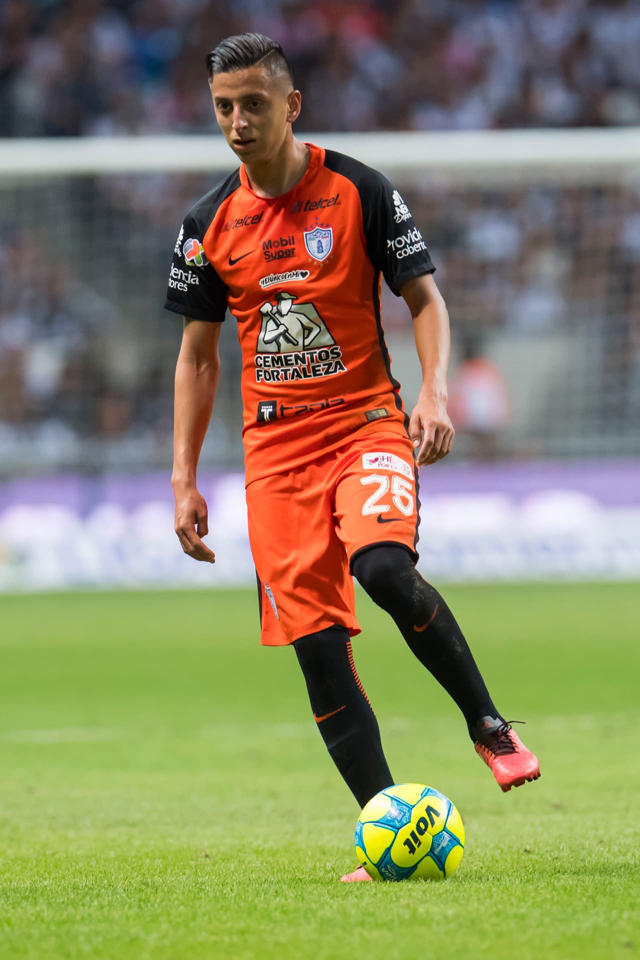 Roberto Alvarado, de Pachuca a Necaxa.