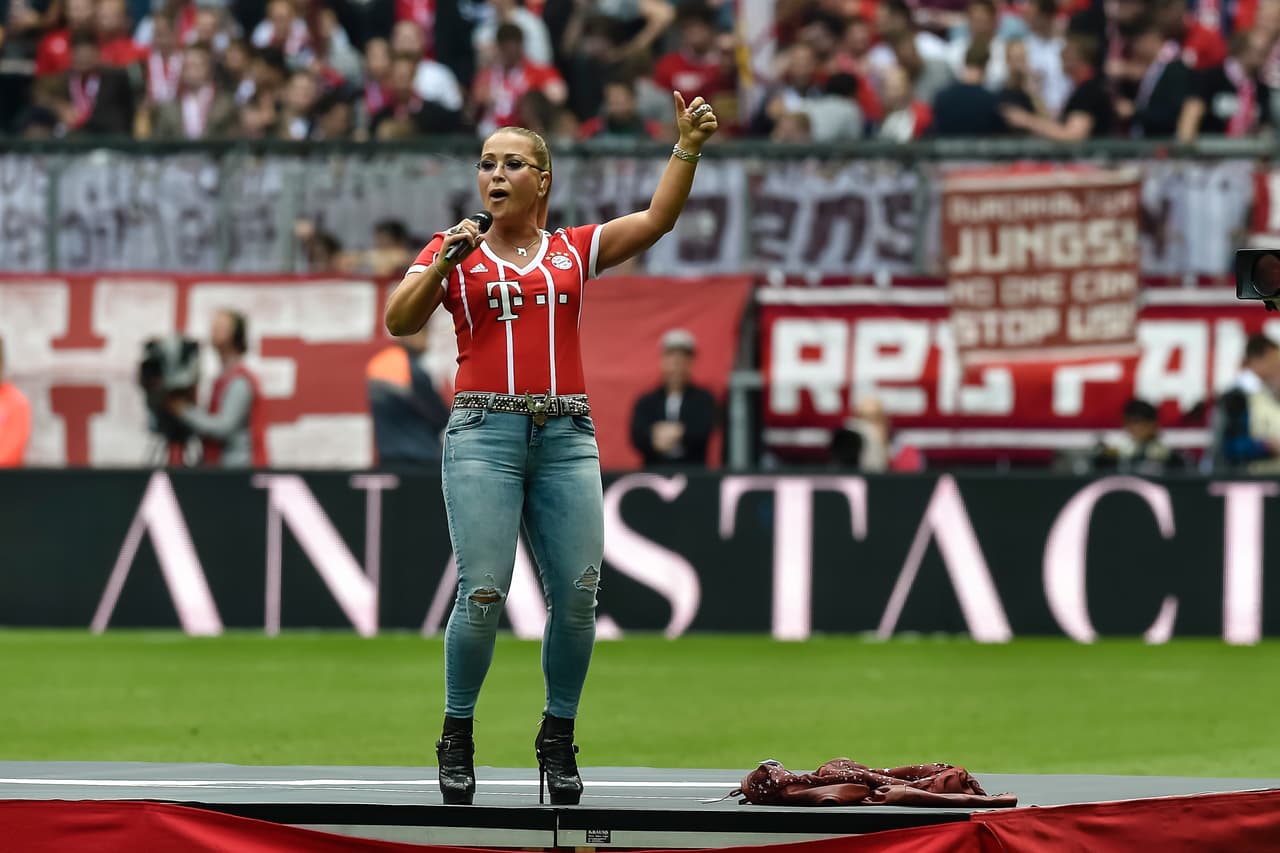 La cantante Anastacia dio una presentación en medio tiempo y como hecho anecdótico la remoción de su tarima de la cancha retrasó un poco el reinicio.