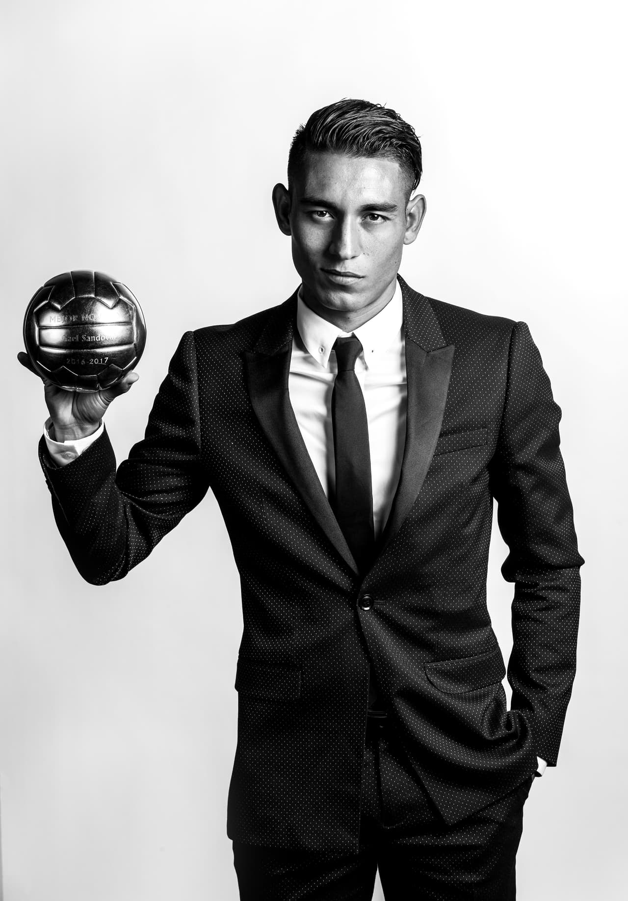 Gael Sandoval recibió el siguiente premio de la noche como el Novato del Año en el futbol mexicano.