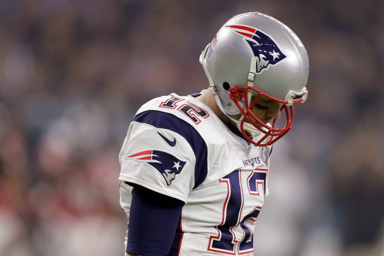 El esquinero Robert Alford seanticipó al envío de Brady y lo regresó 82 yardas hasta la zona de anotación para poner a los Patriotas contra la cuerdas con un pick-six espectacular.