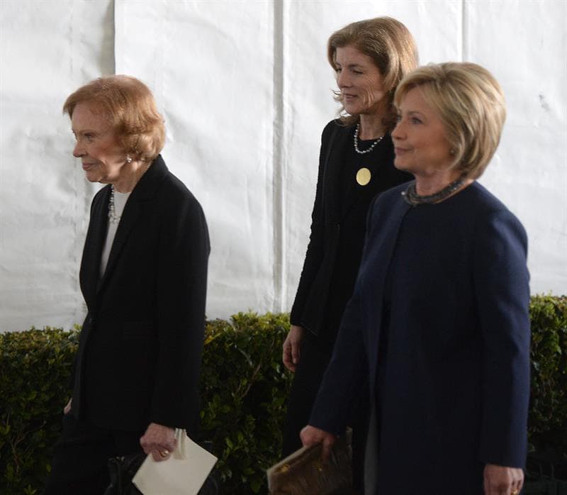 Rosalynn Carter, Hillary Clinton y Maria Shriver, en los funerales.
