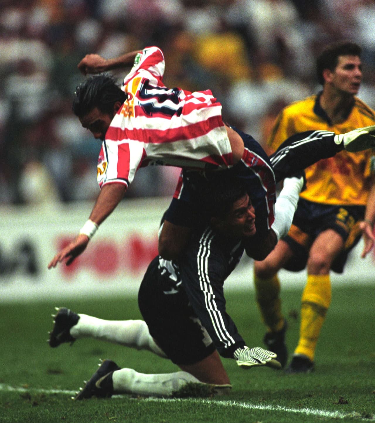 El ‘Gusano’ Nápoles es muy recordado en Chivas por salir campeón y sus 44 goles durante dos etapas, pero fue jugador de América de 1998 a 1999.
<br>