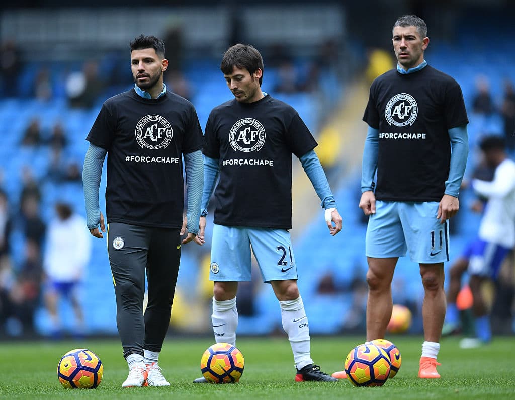 Incluso el Manchester City saltó al terreno de juego con una playera en honor al Chapecoense.