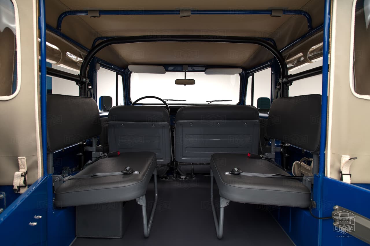 Increíblemente esta camioneta puede albergar hasta 4 pasajeros en la sección posterior de su cabina. El único inconveniente es que esos pasajeros tienen que verse las caras en vez de disfrutar del paisaje, algo que puede ser un verdadero problema cuando se trata de niños en durante viajes largos. La cabina no tiene portavasos en ninguna parte.