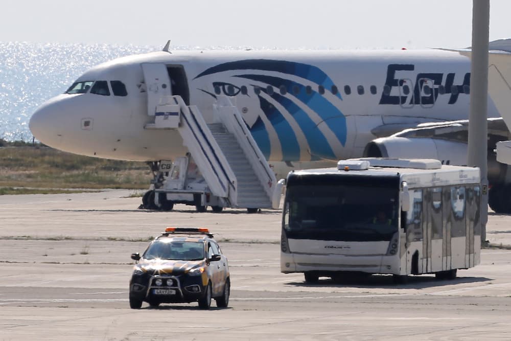 Operativo de seguridad alrededor del avión de Egyptair