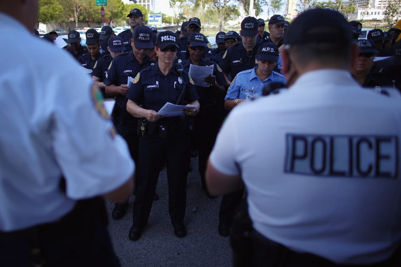 La policía del condado de Miami no trabajará como "agentes de inmigración", dijeron en el condado, pero las cárceles si colaborarán con ICE.
