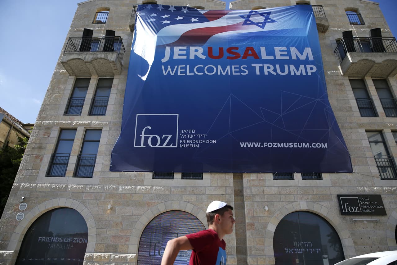 Además. el presidente Donald Trump visitará el Santo Sepulcro y rezará en el Muro de las Lamentaciones en Jerusalén. La Casa Blanca ha minimizado las perspectivas de mudar la embajada de Tel Aviv a Jerusalén, un promesa electoral del republicano.