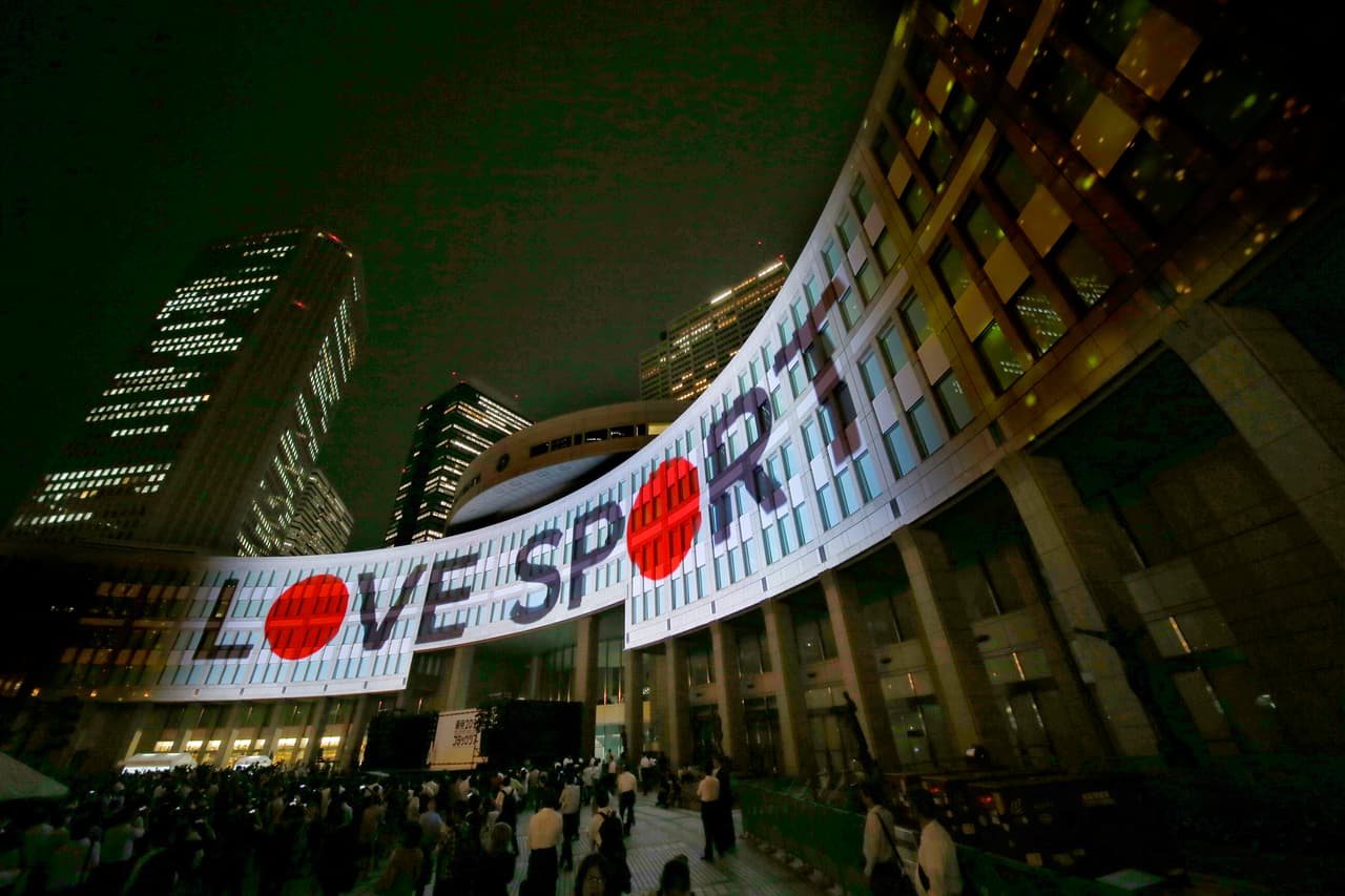 Los gráficos se exhibieron sobre el icónico edificio de la sede del Gobierno regional.