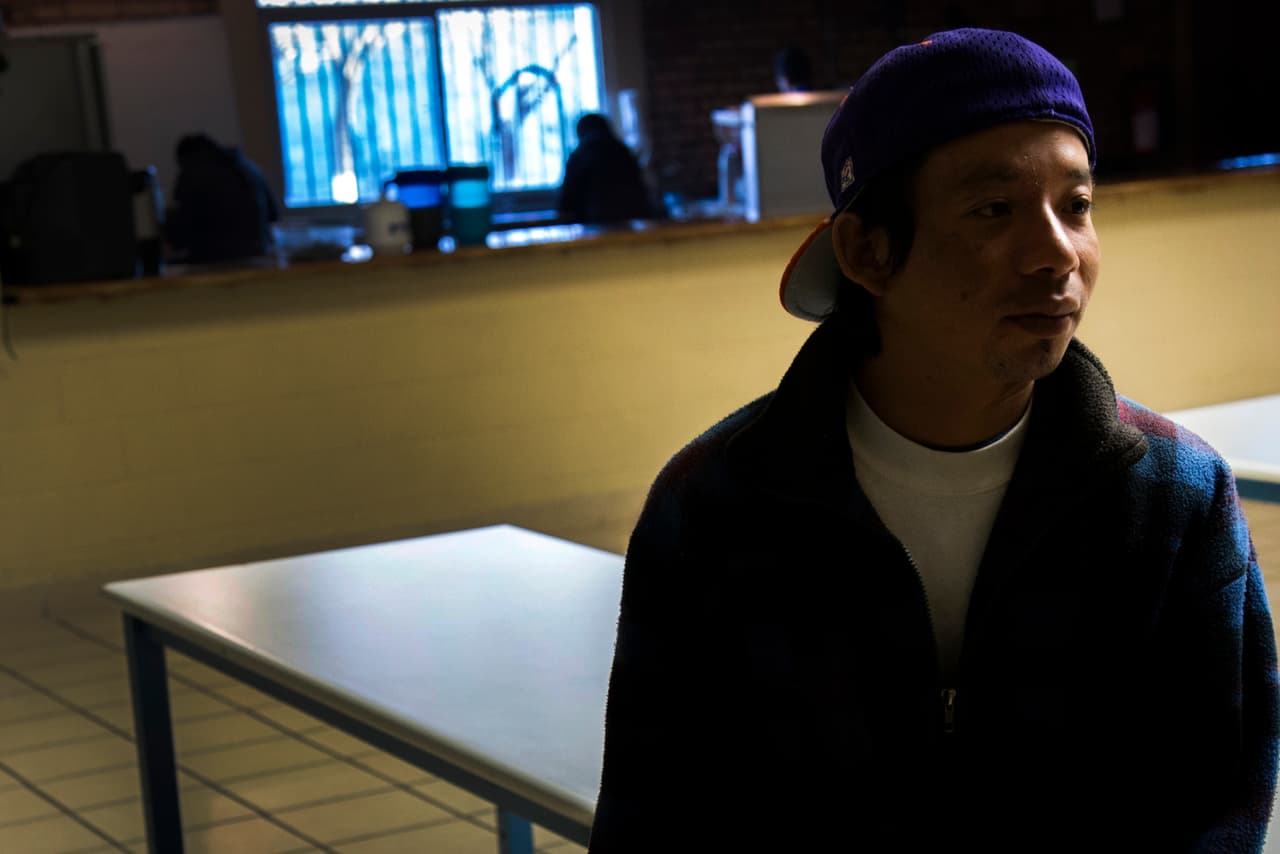 Josué lava platos en la Casa del Migrante donde se hospeda mientras espera al Papa.