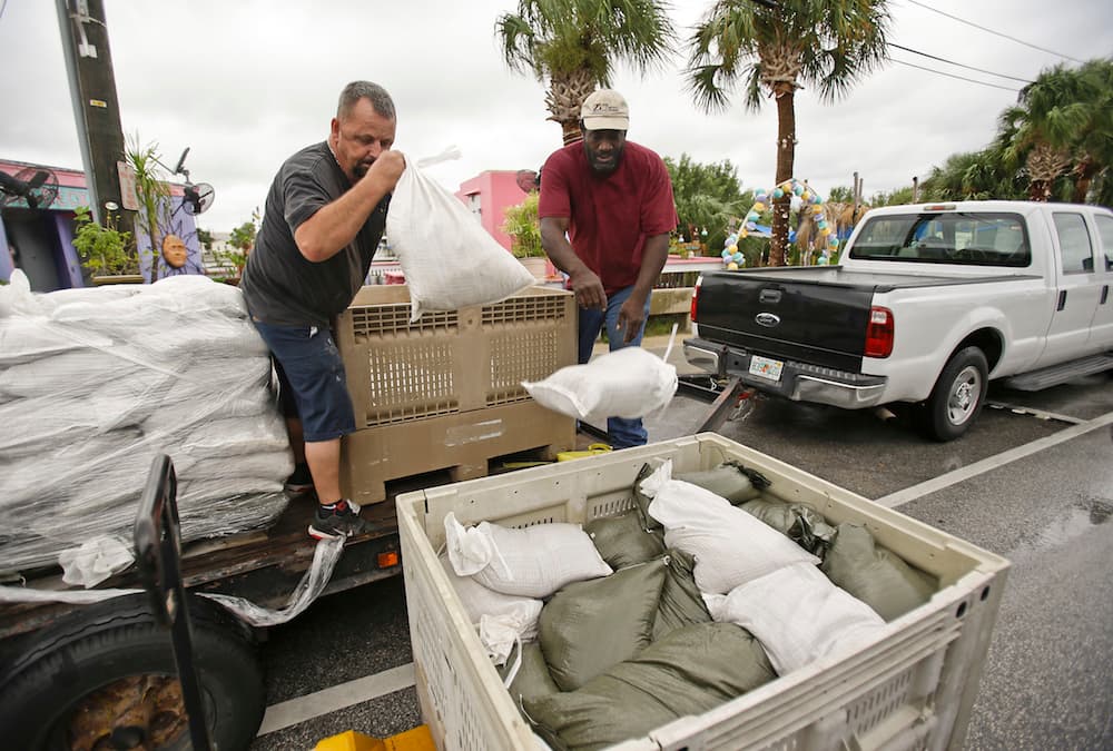 Los pobladores de la costa en el noroeste de Florida toman previsiones ante la llegada de Hermine
