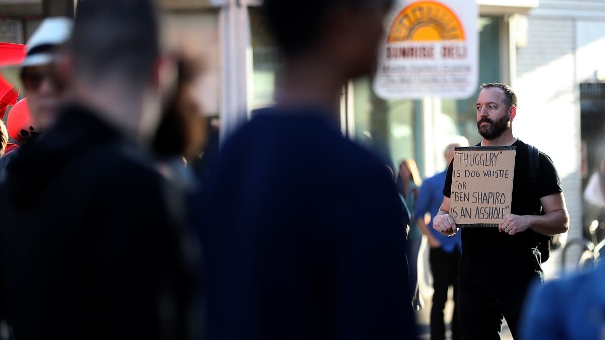 "Vandalismo es un silbato de perro para Ben Shapiro, es un imbécil".