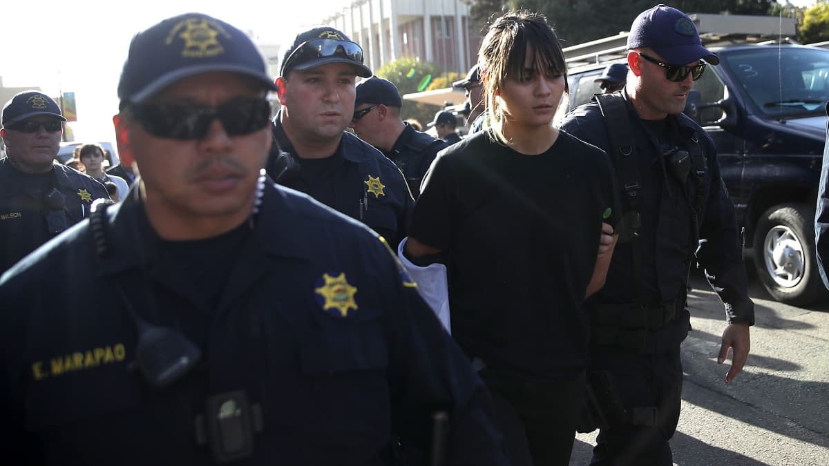 Una de las 4 arrestos al finalizar la protesta.