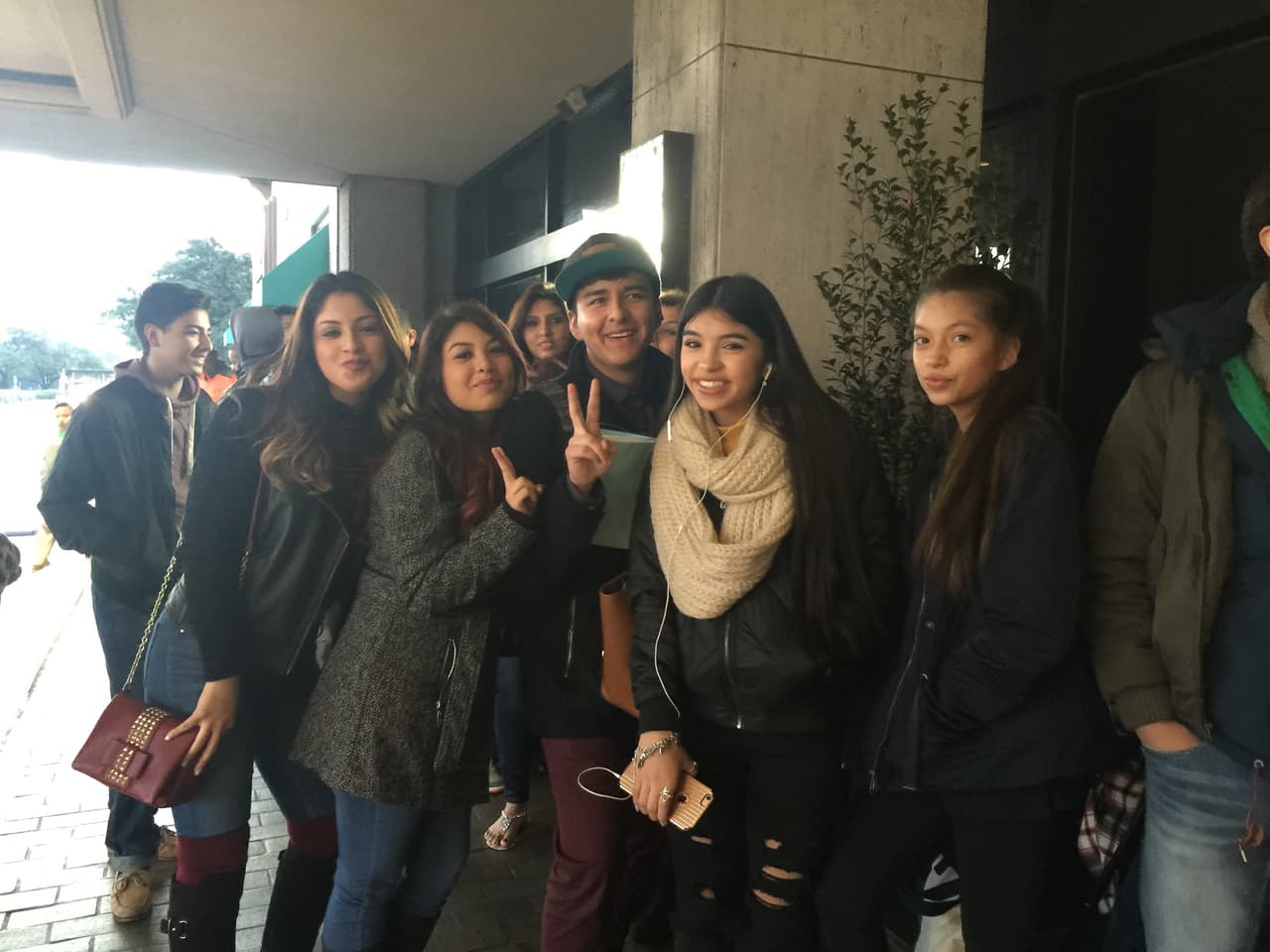 Cantando y con toda la energía se hicieron sentir los jóvenes texanos que madrugaron en busca de la oportunidad de sus vidas. Cada uno tuvo la misión de convencernos con su talento, personalidad y estilo único, muchos audicionaron pero sólo los mejores subirán al escenario.