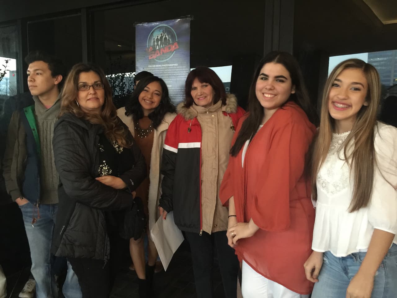 Cantando y con toda la energía se hicieron sentir los jóvenes texanos que madrugaron en busca de la oportunidad de sus vidas. Cada uno tuvo la misión de convencernos con su talento, personalidad y estilo único, muchos audicionaron pero sólo los mejores subirán al escenario.