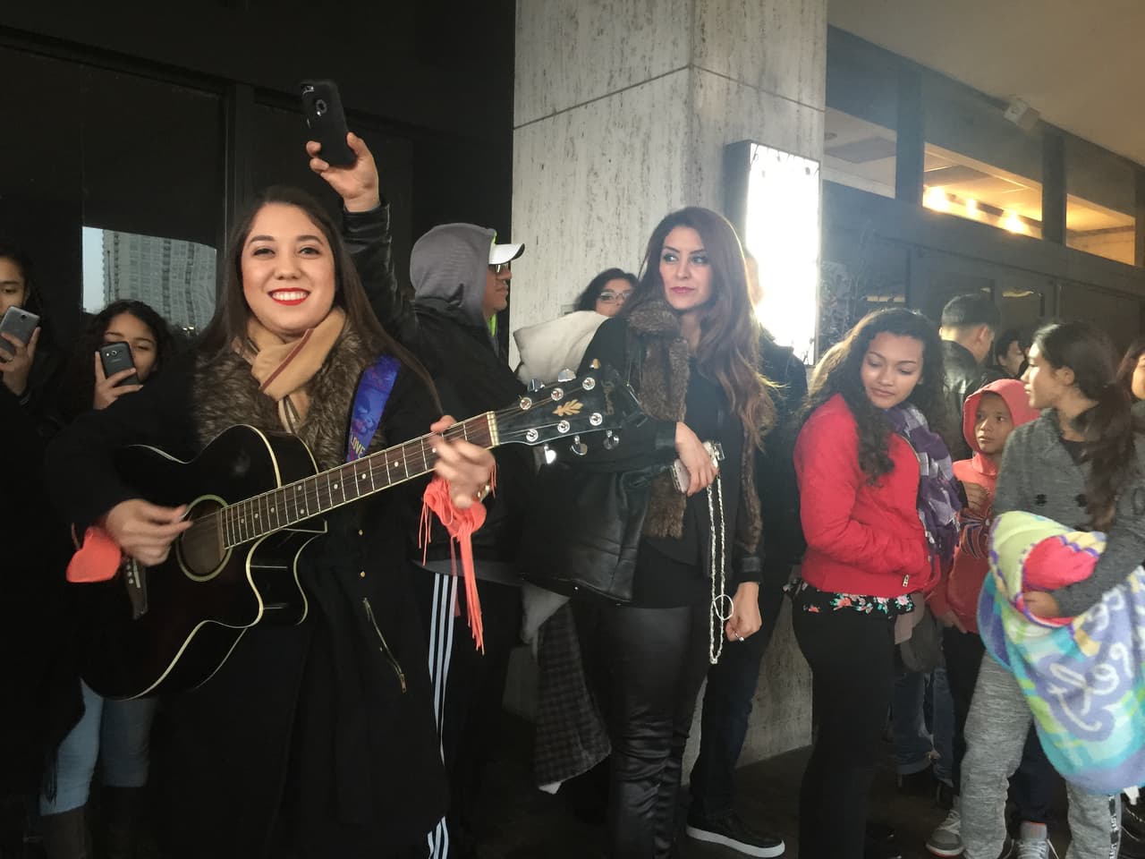 Cantando y con toda la energía se hicieron sentir los jóvenes texanos que madrugaron en busca de la oportunidad de sus vidas. Cada uno tuvo la misión de convencernos con su talento, personalidad y estilo único, muchos audicionaron pero sólo los mejores subirán al escenario.