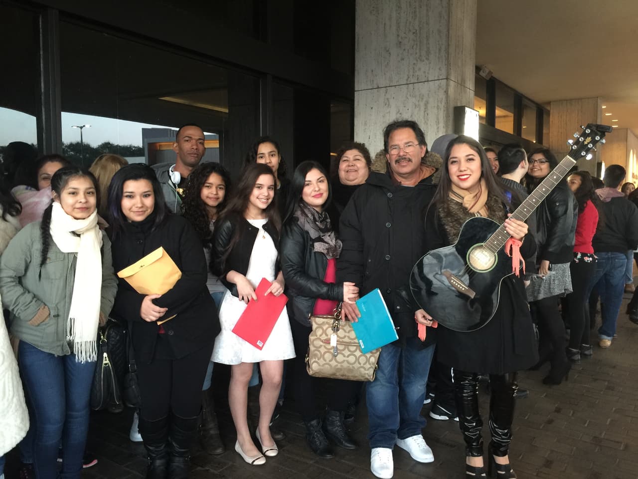 Cantando y con toda la energía se hicieron sentir los jóvenes texanos que madrugaron en busca de la oportunidad de sus vidas. Cada uno tuvo la misión de convencernos con su talento, personalidad y estilo único, muchos audicionaron pero sólo los mejores subirán al escenario.