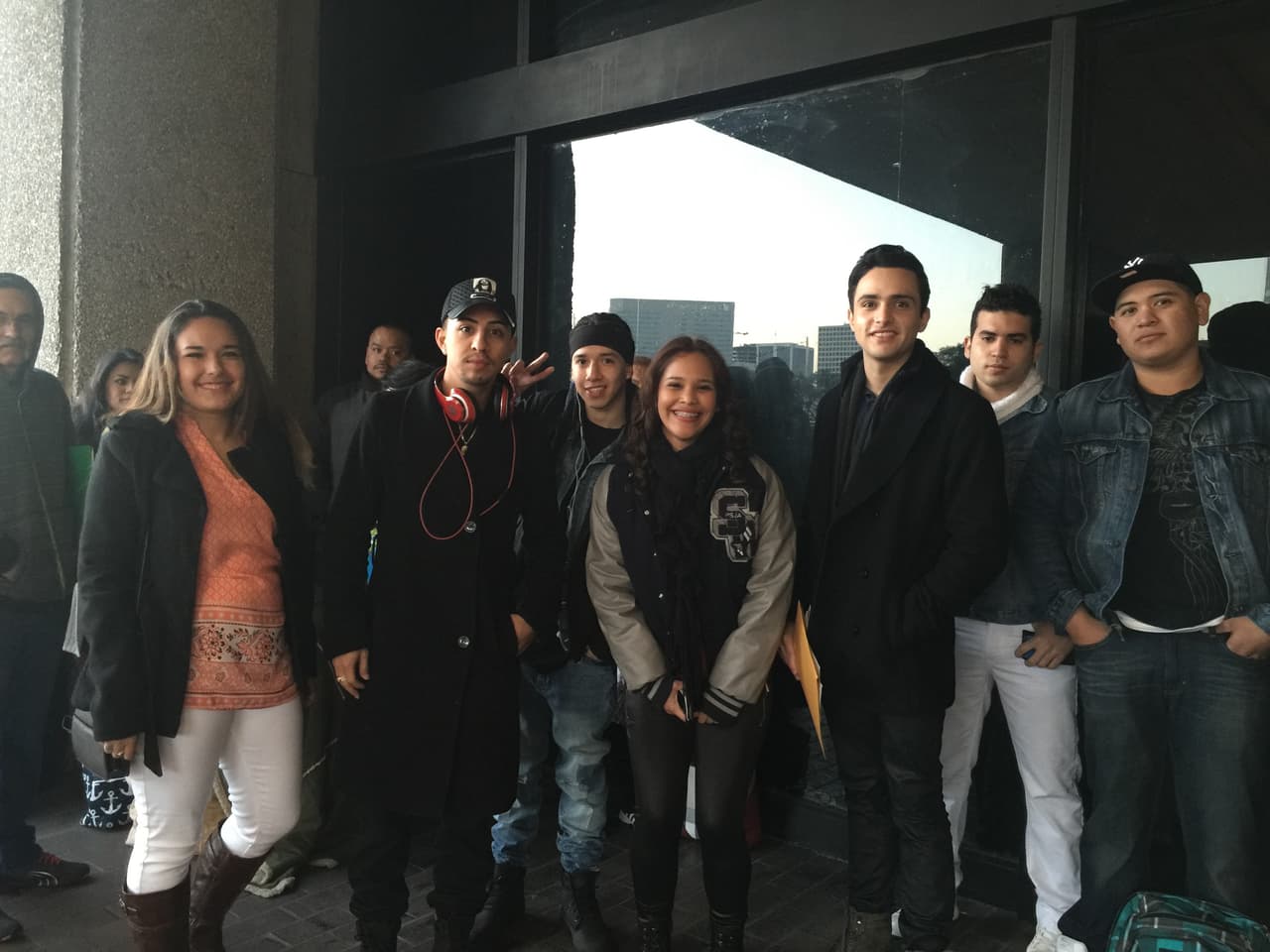 Cantando y con toda la energía se hicieron sentir los jóvenes texanos que madrugaron en busca de la oportunidad de sus vidas. Cada uno tuvo la misión de convencernos con su talento, personalidad y estilo único, muchos audicionaron pero sólo los mejores subirán al escenario.