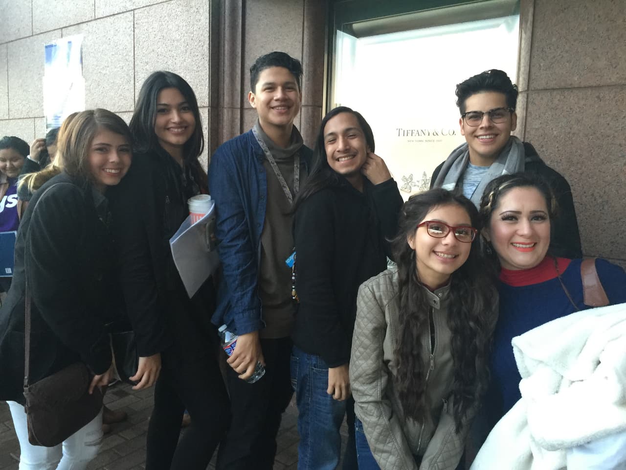 Cantando y con toda la energía se hicieron sentir los jóvenes texanos que madrugaron en busca de la oportunidad de sus vidas. Cada uno tuvo la misión de convencernos con su talento, personalidad y estilo único, muchos audicionaron pero sólo los mejores subirán al escenario.