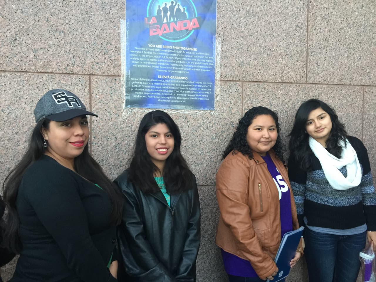 Cantando y con toda la energía se hicieron sentir los jóvenes texanos que madrugaron en busca de la oportunidad de sus vidas. Cada uno tuvo la misión de convencernos con su talento, personalidad y estilo único, muchos audicionaron pero sólo los mejores subirán al escenario.