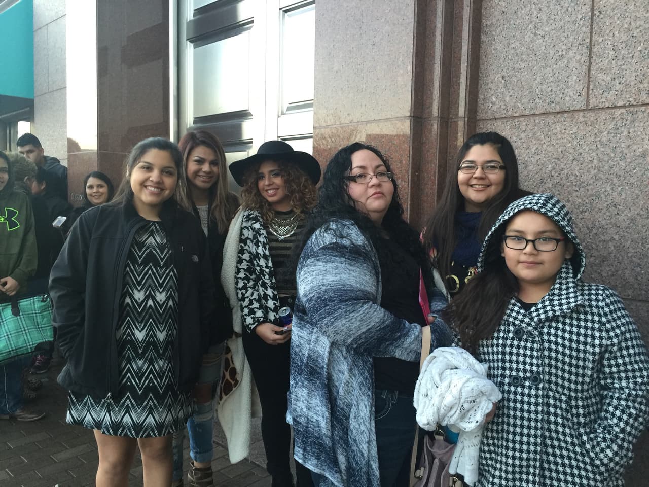 Cantando y con toda la energía se hicieron sentir los jóvenes texanos que madrugaron en busca de la oportunidad de sus vidas. Cada uno tuvo la misión de convencernos con su talento, personalidad y estilo único, muchos audicionaron pero sólo los mejores subirán al escenario.