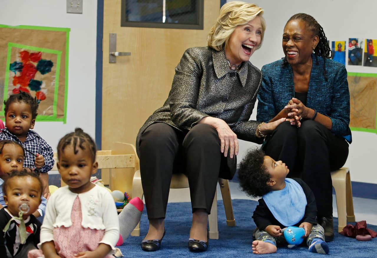 Hillary Clinton, izq., y la primera dama de la ciudad de Nueva York Chirlane McCray, der., en un centro de desarrollo temprano, 1 de abril, 2015, en Brooklyn, Nueva York.