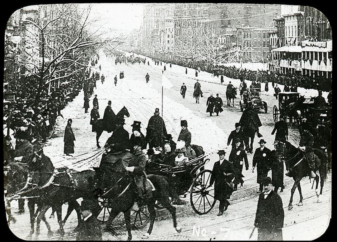 William Howard Talf y su esposa Helen atravesaron en carreta la Avenida Pensilvania el 4 de marzo de 1909. La ruta había sido despejada la noche anterior despues de una tormenta de nieve.
