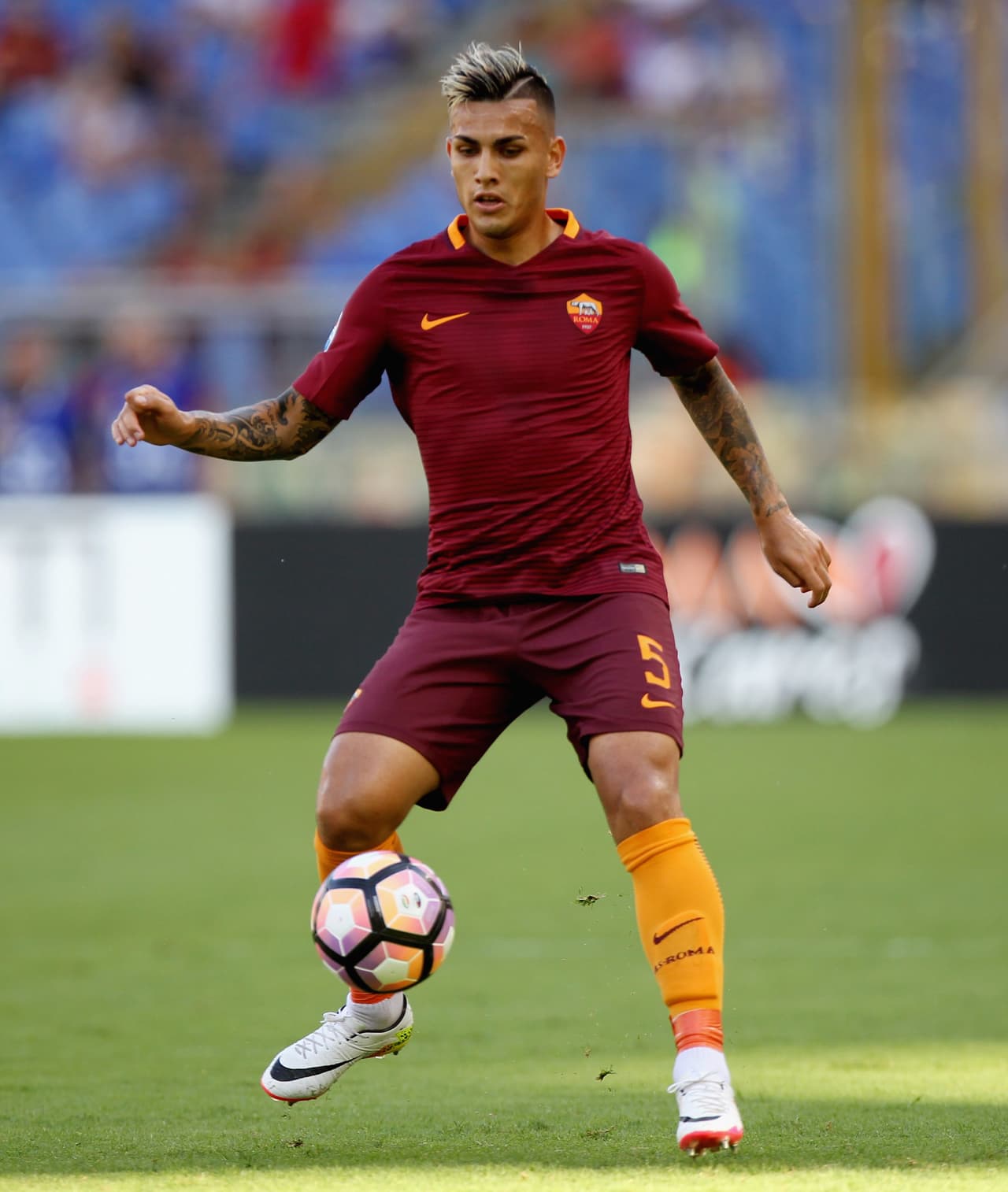 Tras despuntar con Boca Juniors, fue adquirido por la Roma de Italia, donde la rompió retrasando su posición a la del número cinco.