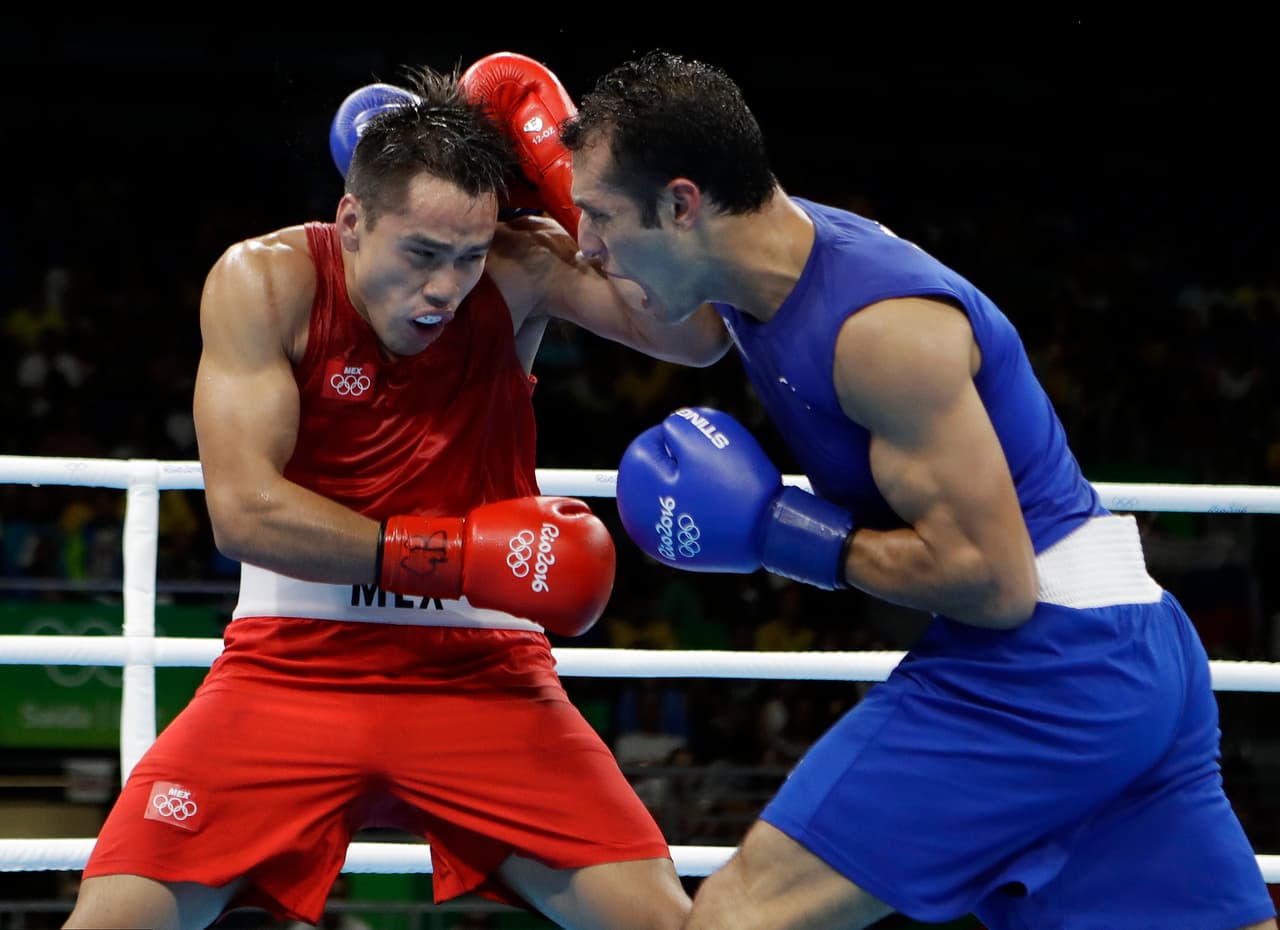 En el tercer round, con todo a favor, el chihuahuense manejó los tiempos, el reloj fue su aliado, el bucal salió desprendido, pero no por un contacto de su oponente, sino por no cerrar la boca.