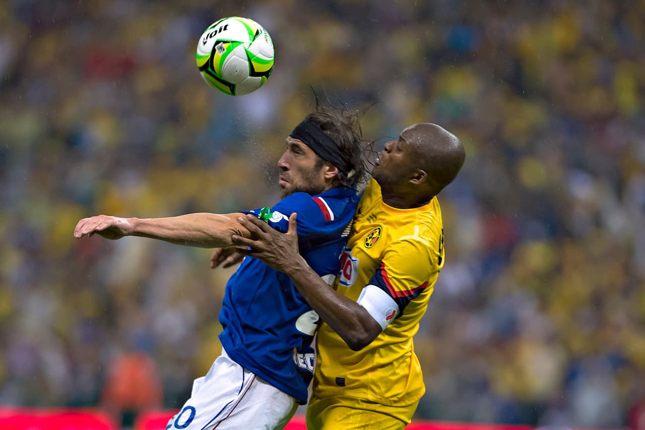 Allí apareció la figura de Aquivaldo Mosquera, defensa colombiano que al minuto 40 del segundo tiempo puso el empate 1-1 en el Azteca y la serie 1-2, a falta de un tanto para igualarla.